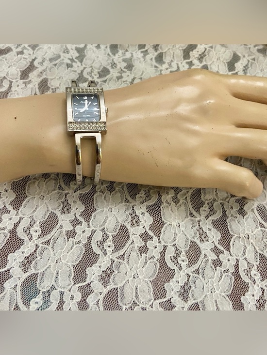 Gucci 90001 Quartz Silver Tone with Rhinestones Bangle Ladies Watch